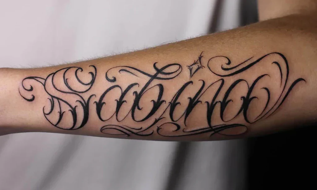Tatuaje lettering frase en antebrazo