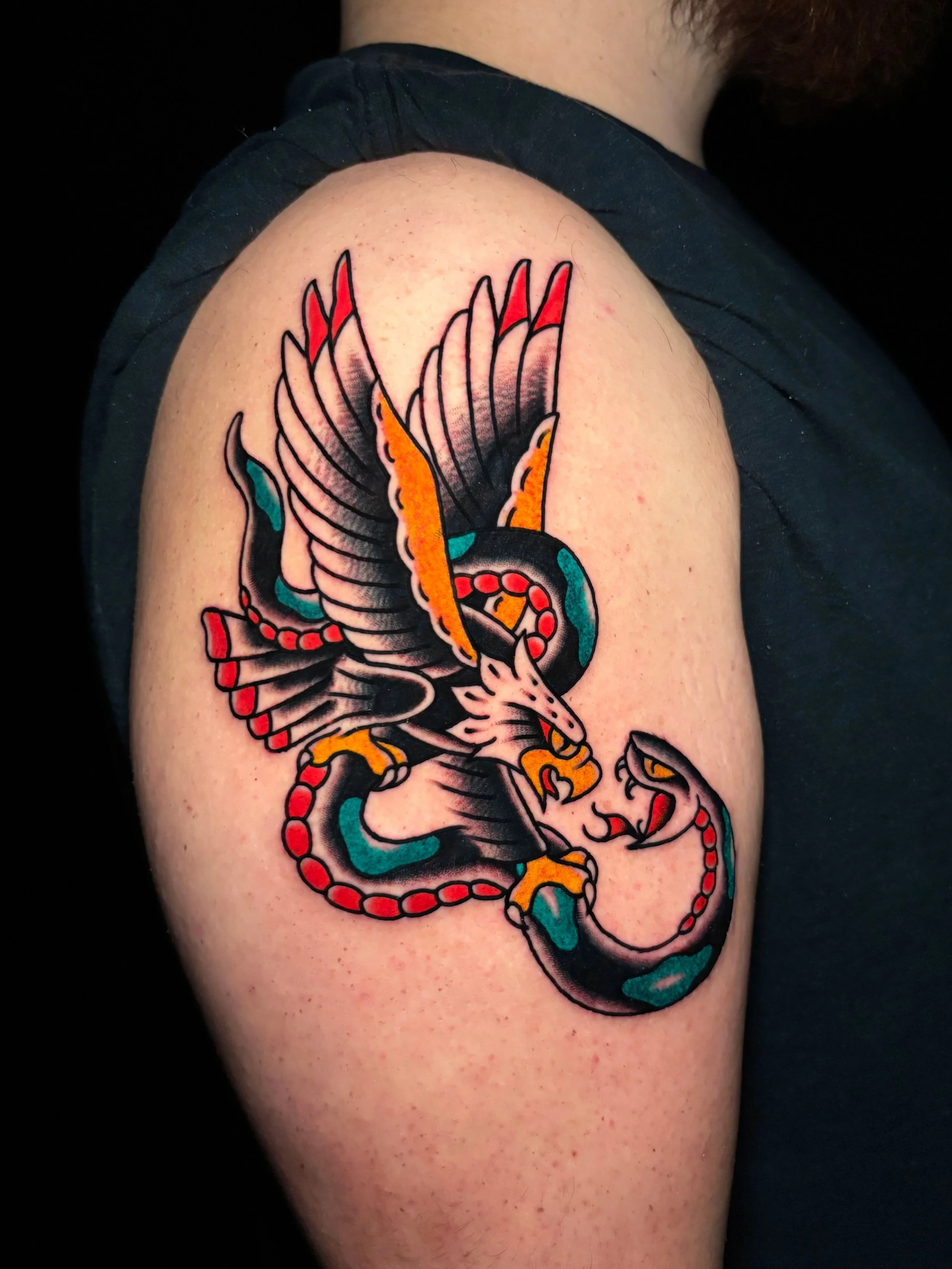 Tatuaje tradicional águila en hombro
